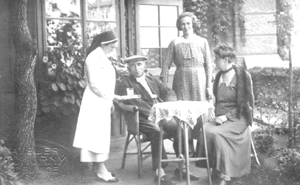 Poslední fotografie Karla Esopa – zleva: pravděpodobně zdravotní sestra Luisa nebo sestra Peškarová, Karel Esop, Karla Esopová (?) a Amálie Esopová Poslední fotografie Karla Esopa – zleva: pravděpodobně zdravotní sestra Luisa nebo sestra Peškarová, Karel Esop, Karla Esopová (?) a Amálie Esopová